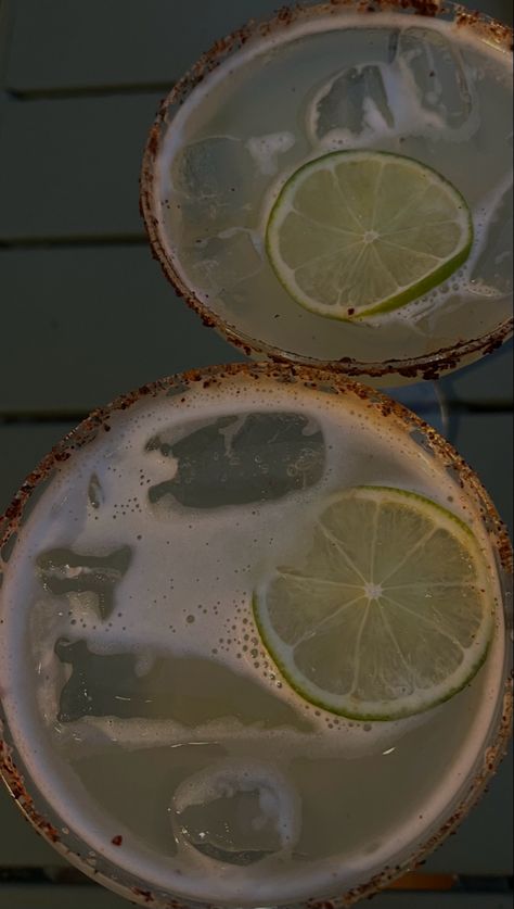 Mexico Margarita Aesthetic, Tacos And Margs Aesthetic, Margarita Pictures Instagram, Margarita Drink Aesthetic, Spicy Margarita Aesthetic, Margarita Aesthetic, Margarita Night, Aesthetic Cocktails, Cocktail Pictures