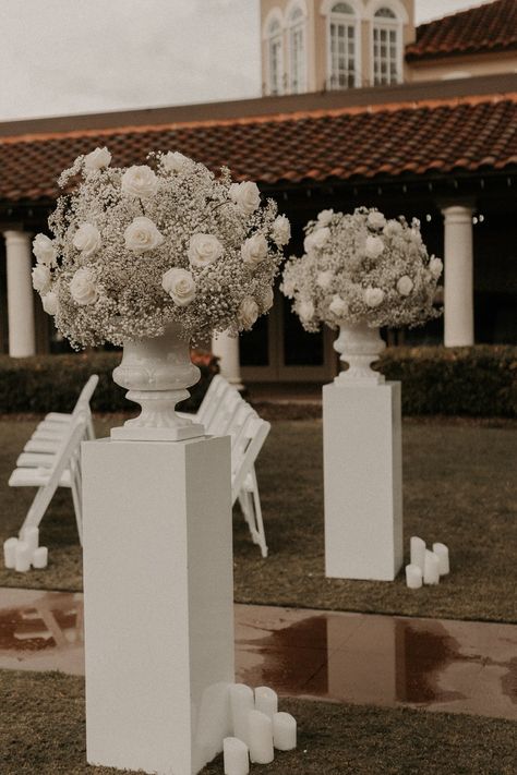 Babys Breath Wedding Ideas, Baby Breath Flower Arrangements, Baby’s Breath Wedding Decor, Altar Ideas Wedding, Chapel Wedding Decorations, Wedding Alter Decor, Baby Breath Wedding Decor, Church Pew Wedding Decorations, Wedding Altar Flowers