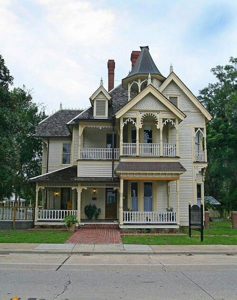 victorian Victorian Elegance, Victorian Style House, Victorian Style Homes, Casas Coloniales, Gothic Revival, Painted Ladies, Manor Houses, Victorian Houses, Victorian Architecture