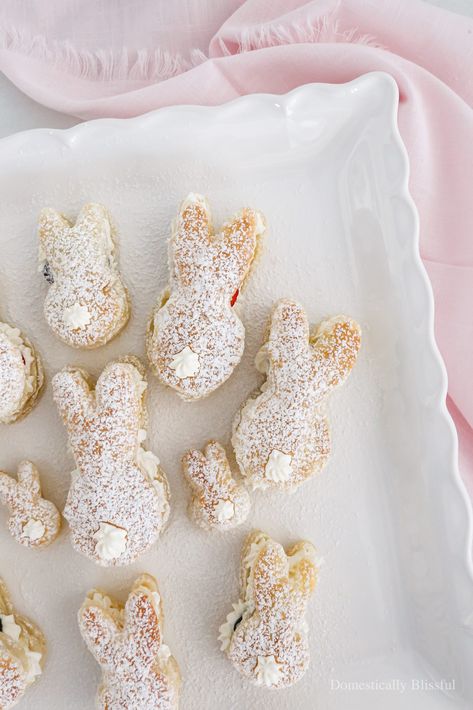 Puff Pastry Bunnies Easter Puff Pastry, Lemon Puff Pastry, Raspberry Puff Pastry, Puff Pastry Hearts, Pastry Hearts, Nutella Raspberry, Puff Pastry Dessert, Easter Pastries, Bunny Desserts