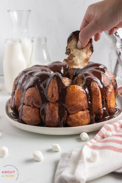 Hot Chocolate Monkey Bread, Hot Chocolate Bundt Cake, Hot Cocoa Monkey Bread, Holiday Monkey Bread, Christmas Monkey Bread, Chocolate Monkey Bread, Cinn Rolls, Biscuit Monkey Bread, Monkey Bread Recipe