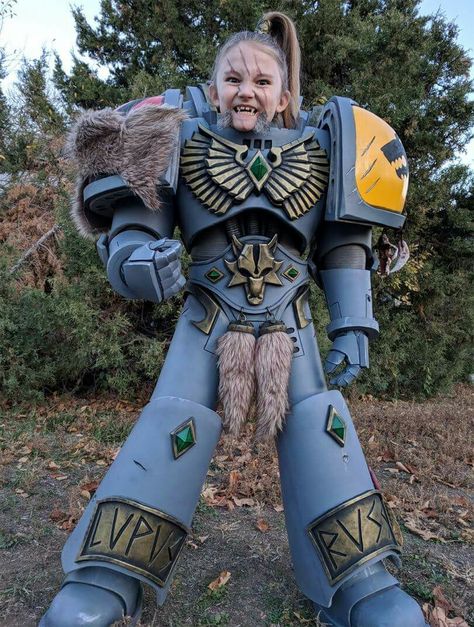 Awesome kids 40k cosplay Space Marine Cosplay, Warhammer 40k Space Wolves, Kid Costume, Armadura Cosplay, Space Wolf, Warhammer 40k Memes, Cosplay Armor, Warhammer 40k Art, Epic Cosplay