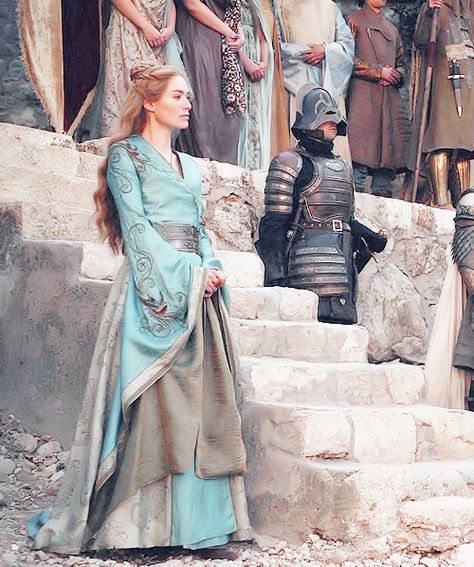 Cersei Lannister in a beautiful medieval gown of blue and gold Cersei Lannister Costume, Game Of Thrones Dresses, Game Of Thrones Cersei, Game Of Thrones Outfits, Medieval Costumes, Got Costumes, Game Of Thrones Costumes, Cersei Lannister, Gra O Tron