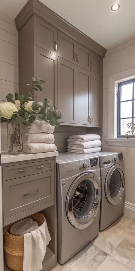 Discover how to transform your laundry room with these top 15 Shiplap Laundry Room Ideas. Create a functional, stylish space that combines beauty and practicality. Get inspired to upgrade your laundry room today! Laundry Colours, Laundry Mud Room Ideas, Cabinets For Laundry Room, Gray Laundry Room, Laundry Wallpaper, Organization Laundry Room, Laundry Room Cabinet Ideas, Ceiling Cabinets, Laundry Reno