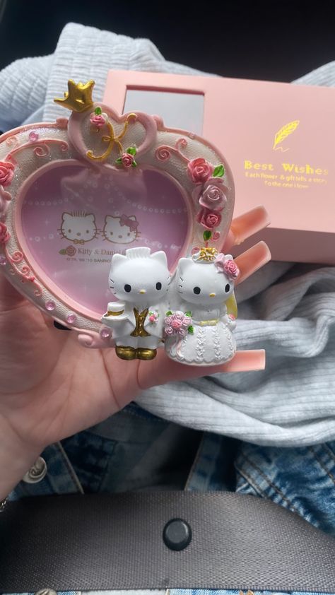 Hello Kitty Dear Daniel Wedding, Hello Kitty And Dear Daniel Aesthetic, Hello Kitty Marriage, Hello Kitty Clay Ideas, Hello Kitty Boyfriend, Hello Kitty Picture Frame, Hello Kitty Gift Ideas, Daniel And Hello Kitty, Hello Kitty And Daniel