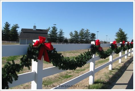 I want this--miles and miles of Garland and fence Privacy Fence Decorations, Christmas Fence, Fencing Ideas, Backyard Fence, Porch Living, Farm Fence, Front Yard Fence, Fence Art, Fence Paint