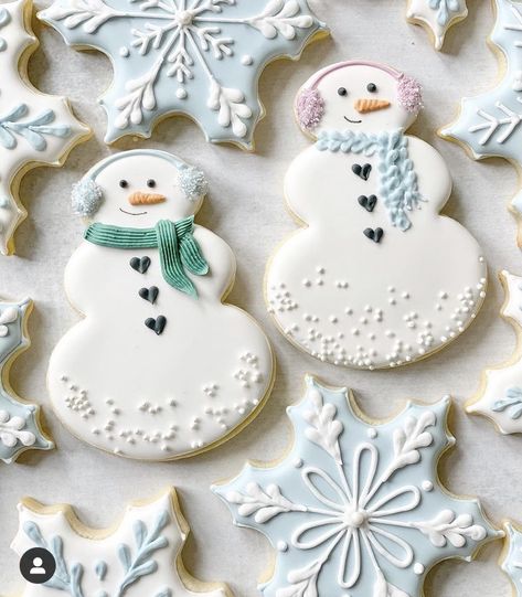 Winter Frosted Cookies, Snowman Sugar Cookies Decorated, Winter Royal Icing Cookies, Snowflake Sugar Cookies Royal Icing, January Cookies, Snowman Cookies Decorated, Snowflake Cookies Decorated, Snowmen Sugar Cookies, Snowman Christmas Cookies