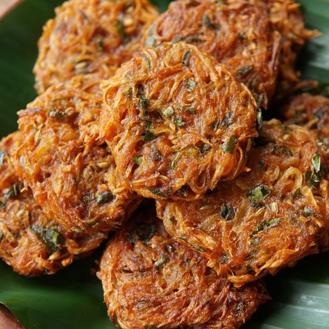 Kerala Food Recipes, Kerala Meals, South Indian Snacks Recipes, Kerala Snacks, South Indian Snacks, Vada Recipe, Red Chilli Powder, Kerala Food, Front Hair