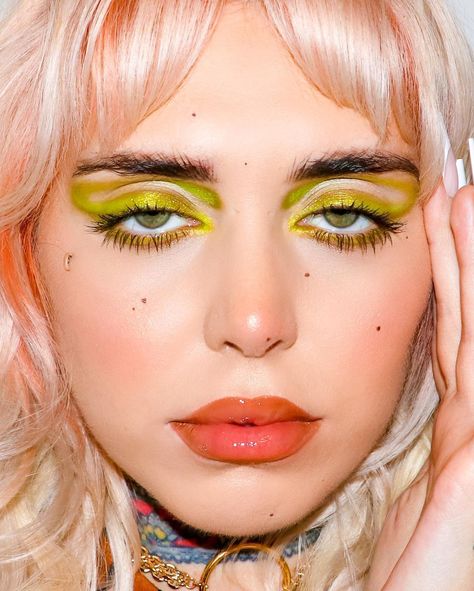 Chartreuse Eye Makeup, Chartreuse Makeup, Chartreuse Hair, Makeup Editorial, Green Eyeliner, Bedroom Eyes, The Met Gala, Edgy Makeup, Spring Makeup