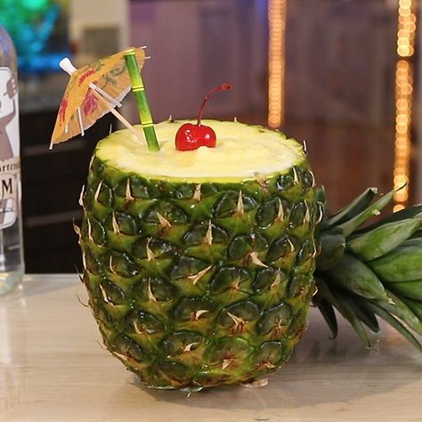 Drink In Pineapple Shell, Scooby Snack Cocktail, Fruity Alcoholic Drinks, Unique Alcoholic Drinks, Coconut Cocktails, Tropical Cocktail Recipes, Banana Colada, Fruity Alcohol Drinks, Wings Recipes