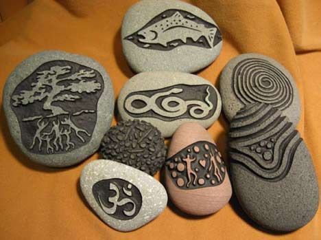 Stone Carving Ideas, Etched Rocks, Rock Carving, Dremel Crafts, Dremel Carving, Dremel Projects, Art Pierre, Dremel Wood Carving, Hand Carved Stone