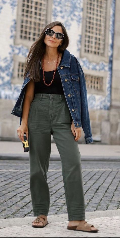 Olive Green Pants Outfit, Green Pants Outfit, Look Boho Chic, Olive Pants, Olive Green Pants, Mode Casual, Classy Fashion, Fashion Mistakes, Green Pants