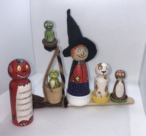 Room On The Broom Peg Dolls, Gruffalo Party, Cute Bookshelves, Felt Story, Making Toys, Room On The Broom, Diy Angels, Felt Stories, Peg People