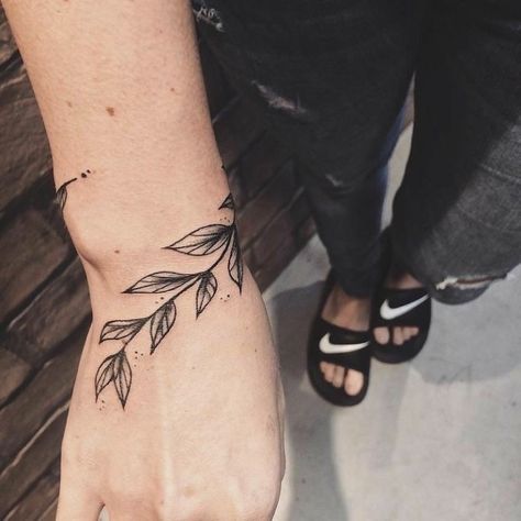 24 beautiful olive branch tattoos Blatt Tattoos, Botanisches Tattoo, Herren Hand Tattoos, Hand Tattoo Designs, Olive Branch Tattoo, Leaf Tattoo, Armband Tattoos, Branch Tattoo, Inspiration Tattoos