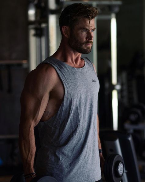 Chris Hemsworth Training, Chris Hemsworth Body, Hemsworth Brothers, Chris Hemsworth Thor, Liam Hemsworth, Jason Statham, Famous Men, David Beckham, Poses For Men