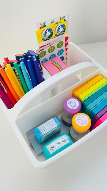 Caddy Ideas Organizations, Teacher Office Supplies, Teacher Stationary Organisation, Teacher Marking Kit, Pencil Caddy Classroom, Teacher Sticker Organization, Supply Caddy Classroom, Classroom Caddy Organization, Teacher Caddy