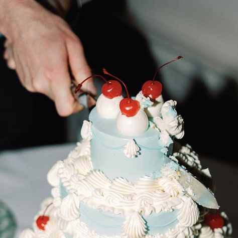 Jessica Lily Davies on Instagram: "Let there be cake 🎂 @lily_vanilli_cake" 90s Wedding Theme, Dinner Party Vintage, 90s Wedding, Inspo Instagram, Nyc Wedding, Something Blue, Destination Wedding Photographer, Kitsch, Wedding Inspo