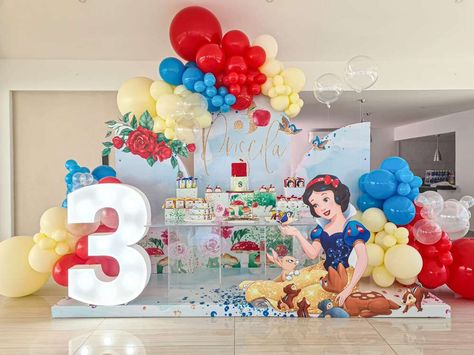 Snowwhite Birthday Party, Snow White Themed Birthday Party, Snow White Birthday Party Ideas, White Birthday Party Ideas, Baby Snow White, White Party Theme, White Birthday Party, Snow White Birthday Party