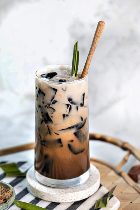 Quench your thirst with this cool and refreshing Grass Jelly Drink (เฉาก๊วยนมสด) recipe. This herbal-infused beverage combines the distinct flavors of earthy grass jelly with pandan leaves water, brown sugar simple syrup, and milk.  #grassjelly #grassjellydrink #blackgrassjelly #grassjellybrownsugar #leafjelly #mesona #blackgrassjelly #grassmesona Grass Jelly Milk Tea, Grass Jelly Recipe, Grass Jelly Drink, Jelly Drink, Brown Sugar Simple Syrup, Sleepover Snacks, Pandan Leaves, Grass Jelly, Coffee Jelly