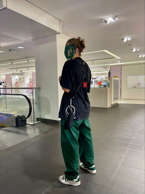 Parachute Pants Oversized Tshirt, Forum Adidas, Parachute Pants Outfit, An Eye For An Eye, Adidas Bag, Eye For An Eye, Pants Green, Fashion Streetwear, An Eye