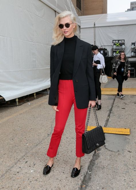 She carried a Chanel handbag.               Image Source: Getty / Pressphotobank/Bauer-Griffin Red Pants Fashion, Red Trousers Outfit, Outfit Pantalon Rojo, Karlie Kloss Street Style, Karlie Kloss Style, Red Pants Outfit, Red Trousers, Red Jeans, Karlie Kloss