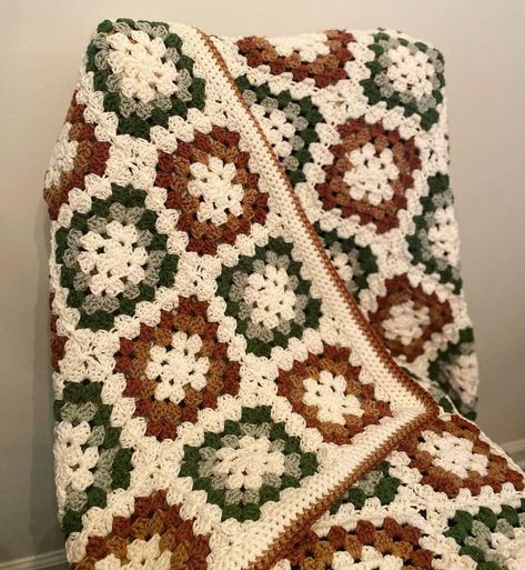 Colors For Crochet Blanket, Earth Tone Granny Square Blanket, Different Granny Square Blanket, Two Color Granny Square Blanket, 3 Color Granny Square Blanket, Granny Square Blanket Vintage, Crochet Blanket Ideas Granny Squares, Crochet Blanket Unique, Crochet Blanket Christmas