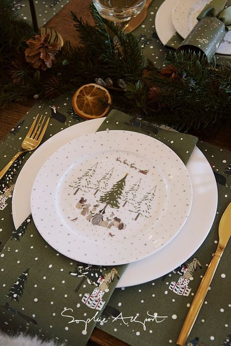 Festive Forest table setting by Sophie Allport including side plate, napkins (set of 4) and fabric placemat. Sophie Allport Christmas, Christmas Tableware Plates, Christmas Plate Settings, Christmas Plate And Cup Set, Tartan Christmas Dinnerware Sets, Olive Background, Christmas Plate Set, Xmas Plates, Christmas Jacquard Tablecloth