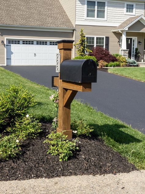 Cedar Mailbox Post, Farmhouse Mailboxes, Country Mailbox, Rustic Mailboxes, Home Mailboxes, Modern Gardening, Mailbox Stand, Rural Mailbox, Mailbox Garden