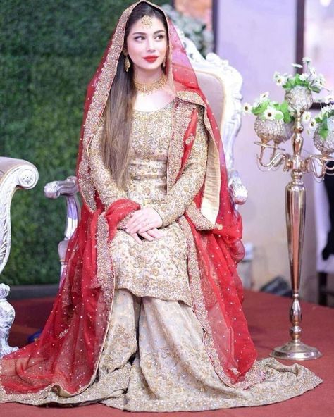 Beautiful nikkah bridal outfits designs ideas 2022 Nikah Garara, Garara Style, Bride Dupatta, Nikkah Bride Dress, White Sharara, Pakistani Bridal Couture, Nikkah Bride, Nikah Ceremony, Nikah Dress