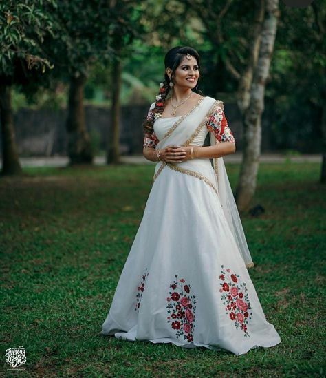 Davani Half Saree, Davani Half Saree Kerala, Onam Dress Ideas, Onam Photoshoot, Kerala Traditional Dress, Saree Kerala, Kerala Dress, Onam Dress, Wedding Tops