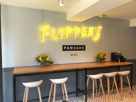 Fluffy Japanese soufflé pancakes in New York are worth the wait - Business Insider Strawberry Banana Pancakes, Pancake Shop, Semi Open Kitchen, Soufflé Pancakes, Pancake Cafe, Japanese Pancake, Souffle Pancakes, Maple Butter, Blueberry Cream Cheese