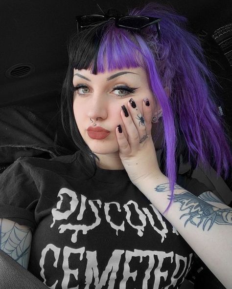 Half Colored Hair, Half And Half Hair, Split Dyed Hair, Gothic Hairstyles, Goth Hair, Split Hair, Semi Permanent Hair Color, Hair Color Pastel, Punk Hair