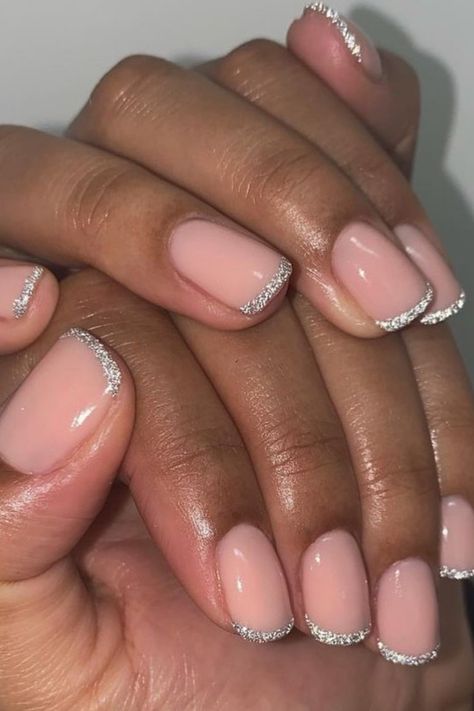 Short Nails With Glitter Tips, Nails For Party Night, Short Glitter French Tip Nails, French Glitter Tips, French Tip Dip Nails, Holiday Dip Nails, Glitter Dip Nails, Nails Xoxo, Glitter French Tip