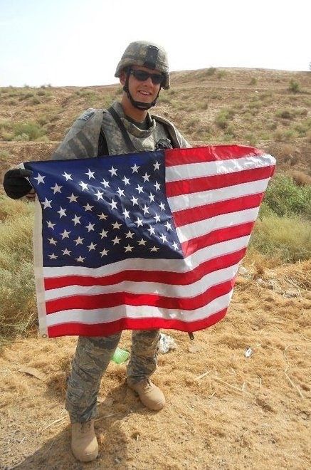 Soldier With Flag, Usa Soldier, Thank You Soldiers, Flag Pictures, American Flag Pictures, Patriotic Pictures, Usa Army, Liberty And Justice For All, Flag Pride