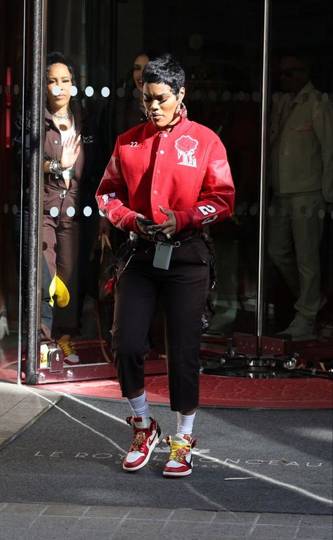 Teyana Taylor 2023, Teyana Taylor Shoes, Red Oversized Tshirt Outfit, Teanna Taylor, Tianna Taylor, Teyana Taylor Short Hair, Teyana Taylor Style, Teyana Taylor Outfits, Taylor Outfits