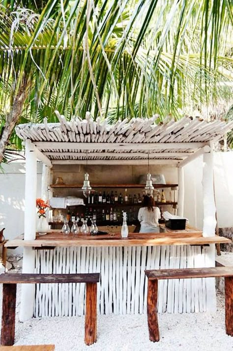 8 Design Lessons to Steal from Tulum, Mexico via @mydomaine Castaway Party, Beach Bar Ideas, Decoration Surf, Bar In Casa, Tiki Bars, Beach Cafe, Outdoor Cafe, Outdoor Restaurant, Beach Bar