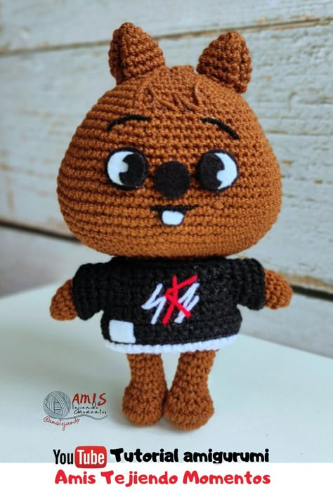 En mi canal encuentras el tutorial para tejer este hermoso HAN Quokka; este quokka que representa a Han de Stray Kids ♥️ mide entre 15 y 17 cms de alto y su camiseta se puede poner y quitar fácilmente por si quieres ponerle otra ropita también! #han #straykids #skzoo #hanquokka #quokka #amigurumi #straykidsamigurumi #skz #stay #hanstraykids #hanquokkaamigurumi #straykidseverywhereallaroundtheworld #hanfanart #hanjisung Crochet Quokka, Skzoo Crochet Pattern, Quokka Crochet Pattern, Stray Kids Crochet Pattern, Quokka Crochet, Stray Kids Crochet, Skzoo Crochet, Skz Crochet, Skzoo Quokka