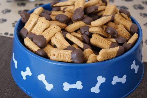 Scooby Snacks Graham Crackers dipped in chocolate.  Might also add sprinkles... OR serve them with pumpkin dip. Graham Cracker Dip, Dog Kibble, Dog Themed Parties, Fruit Chews, Puppy Birthday Parties, Scooby Snacks, Chocolate Covered Peanuts, Paw Patrol Birthday Party, Patrol Party