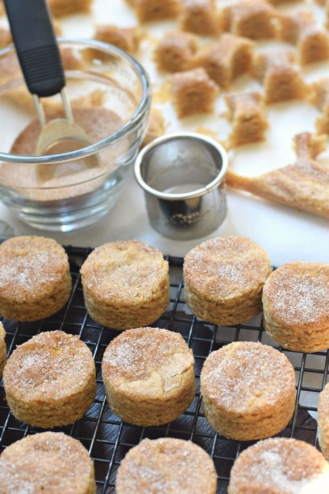 Snickerdoodle Blondie Bites with with buttercream frosting. Perfect holiday treats, easy to make too! Halloween Mummies! Snickerdoodle Blondie, Blondie Bites, Ice Cream Cookie Cake, Bites Ideas, Blondies Cookies, Snickerdoodle Blondies, Sugar Cookies From Scratch, Pillsbury Sugar Cookies, Vanilla Bean Cupcakes