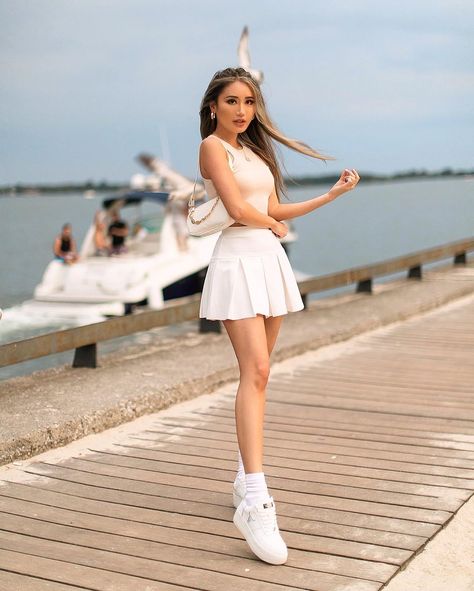 Pleated Tennis Skirt Outfit, Kerina Wang, Ootd Poses, Tennis Skirt Outfit, 100 Gift, Pretty Skirts, Girls In Mini Skirts, Ladies Blouse Designs, Seductive Clothes