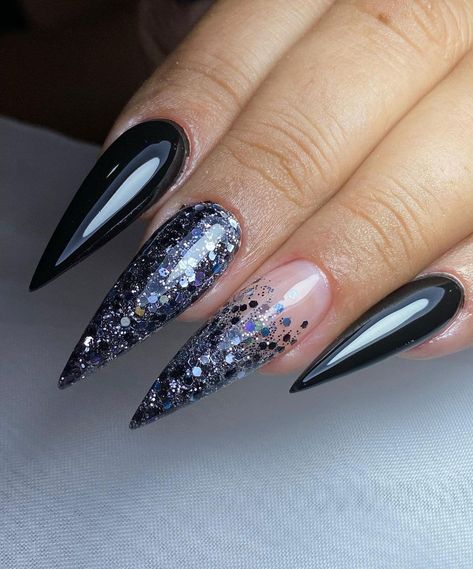 Best Stiletto Nails 2022 You Should Copy New Years Nails Long, Winter Nails 2022 Trends Gel, Silvester Nails New Years, Winter Nails 2022 Trends Acrylic, Silvester Nails, Simple Stiletto Nails, Black And Nude Nails, Stilleto Nails Designs, Nail 2023