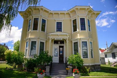 Baker City Oregon, Beautiful Oregon, Travel Wishes, City Bride, Eastern Oregon, The Old West, Oregon Washington, Victorian Houses, Scenic Drive