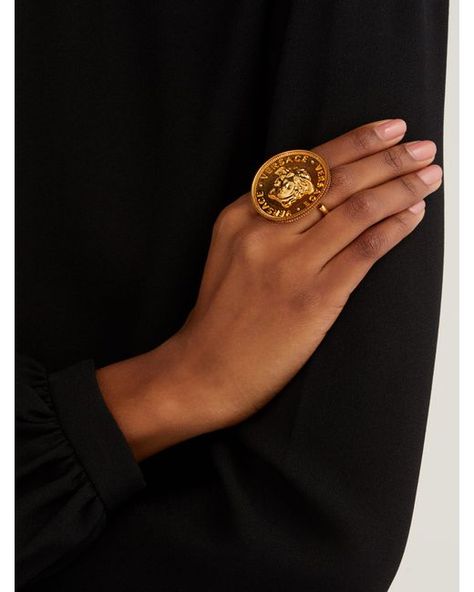 Medusa Versace, Versace Ring, Double Finger Ring, Style Inspiration Classic, Versace Gold, Versace Jewelry, Leather Strap Watch, Double Ring, Gorgeous Shoes