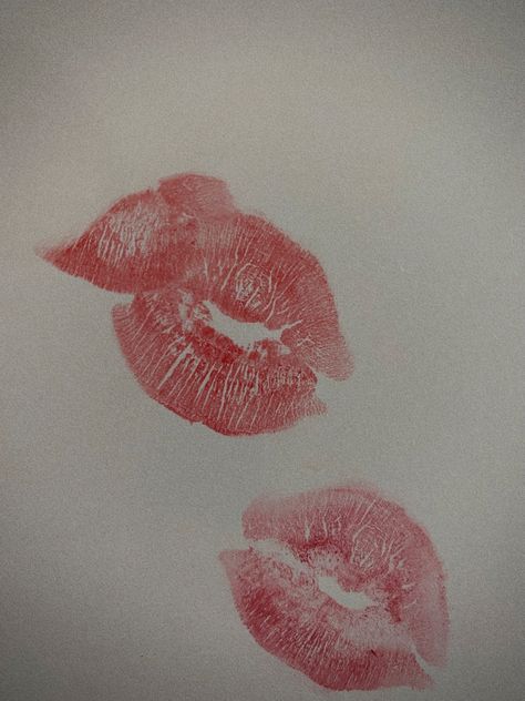 Red Kiss Print Aesthetic, Kisses On Paper Aesthetic, Kisses On Paper, Haunting Adeline, Paper Aesthetic, Aesthetic Red, Wall Gallery, Wallpaper Ideas, Lock Screen