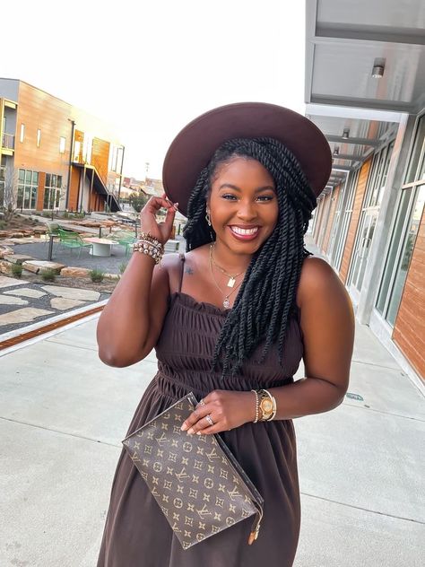 Fedora Hat With Box Braids, Hat With Box Braids, Straw Fedora Hat Outfit, Fedora With Braids, Fedora Hat Outfits, Mommy Outfits, Afro Style, Brown Tones, Body Poses