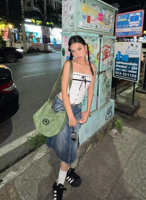 Unique Posing Ideas, Staycation Outfits Summer, Showing Off Outfit Pose, Cute Japan Outfits, Japanese Street Style Summer, Japan Outfit Aesthetic, Summer Japanese Outfits, Japan Summer Fashion, Japan Street Wear