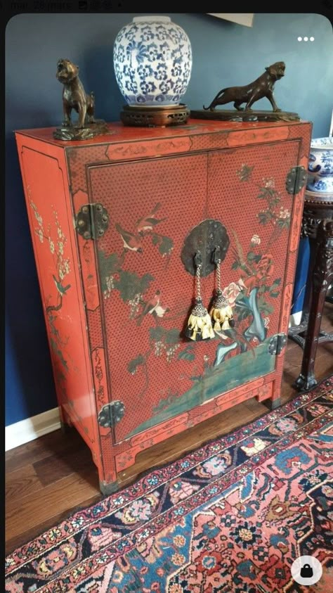 Vintage Chinese Interior Design, Antique Asian Furniture, Chinoiserie Painted Furniture, Vintage Chinese Furniture, Chinese Antique Furniture, Chinese Cabinet Living Room, Chinese Furniture Living Room, Chinese Cupboard, Chinese Room Decor