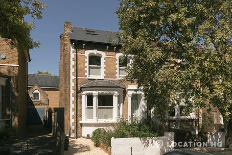 Cottage Style London House Nestled in the heart of London, this charming contemporary house epitomizes the quintessential fusion of modern sophistication and rustic allure. Its picturesque façade, boasting cottage-style features, serves as an exquisite backdrop for film and TV productions. This spacious semi-detached Victorian terrace, complete with a well-tended rear garden, exudes versatility and charm, making it an ideal canvas for your creative endeavors. Semi Detached Victorian House, Snug Room, Forest Hill, London House, Semi Detached, Victorian Terrace, Victorian Architecture, Residential House, Private Garden