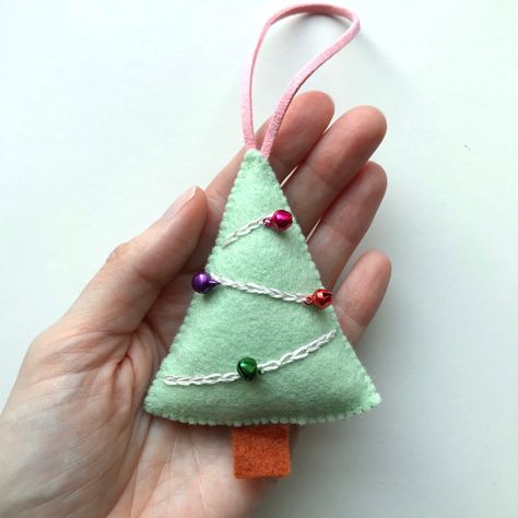 Shirley Rainbow | Behind the scenes at Shirley Rainbow and other creative adventures | Page 2 Scrap Fabric Crafts, Feather Stitch, Lavender Bags, Running Stitch, Love Craft, Hand Embroidery Patterns, Craft Business, Felt Christmas, Hoop Art