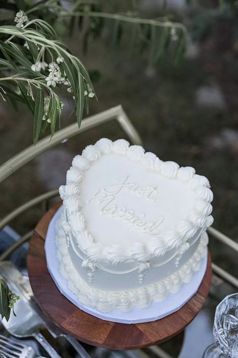 Small Basic Wedding Cake, Classy Small Wedding Cake, Vintage Heart Cake Just Married, Small Wedding Cakes Vintage, Vintage Wedding Cake Just Married, Vintage Wedding Heart Cake, Simple Heart Wedding Cake, Small Blue Wedding Cake, Heart Shaped Cakes Wedding